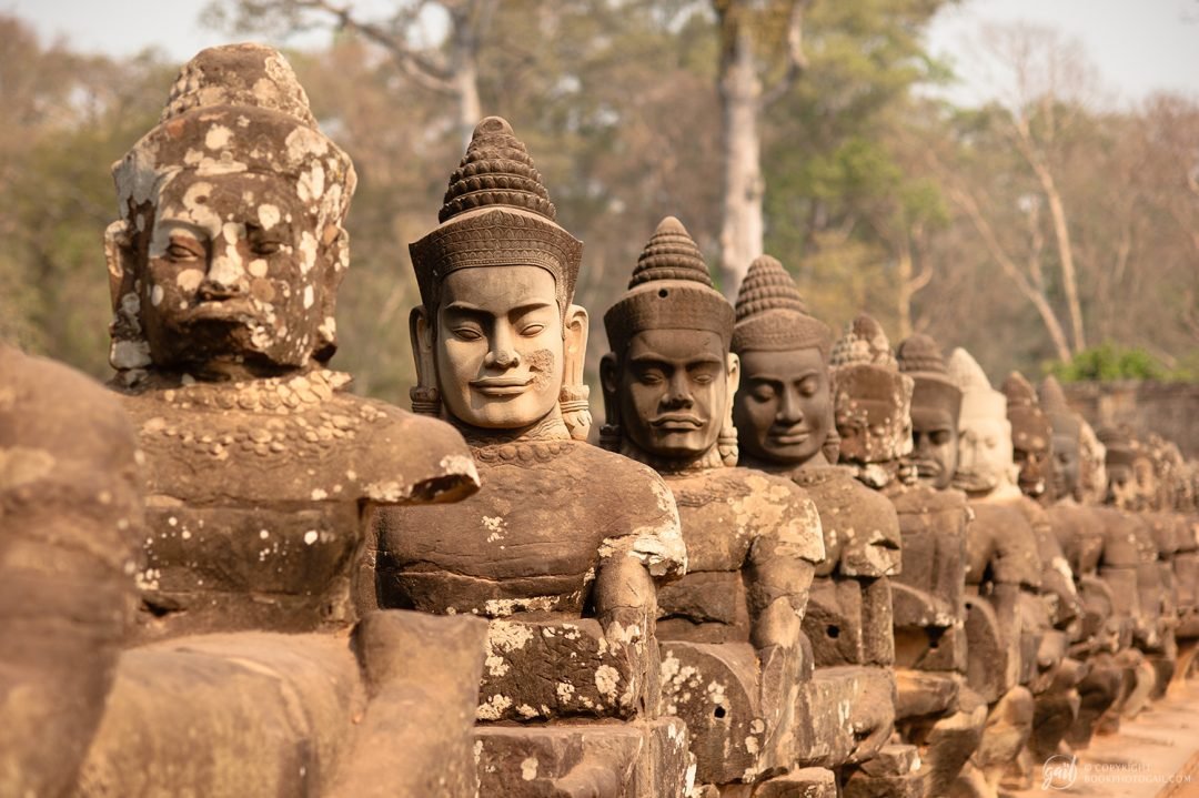 Statues de la porte sud du temple d'Angkor Thom