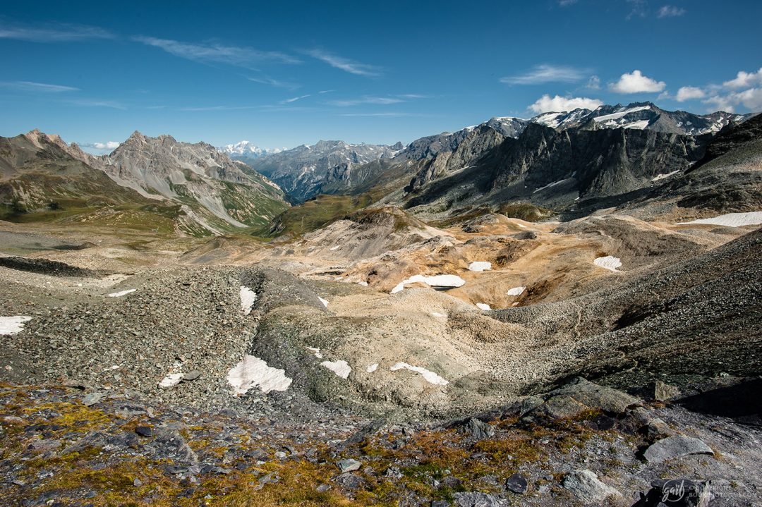 Panorama depuis le col de Chavière. Le Mont Blanc est visible à l'horizon.