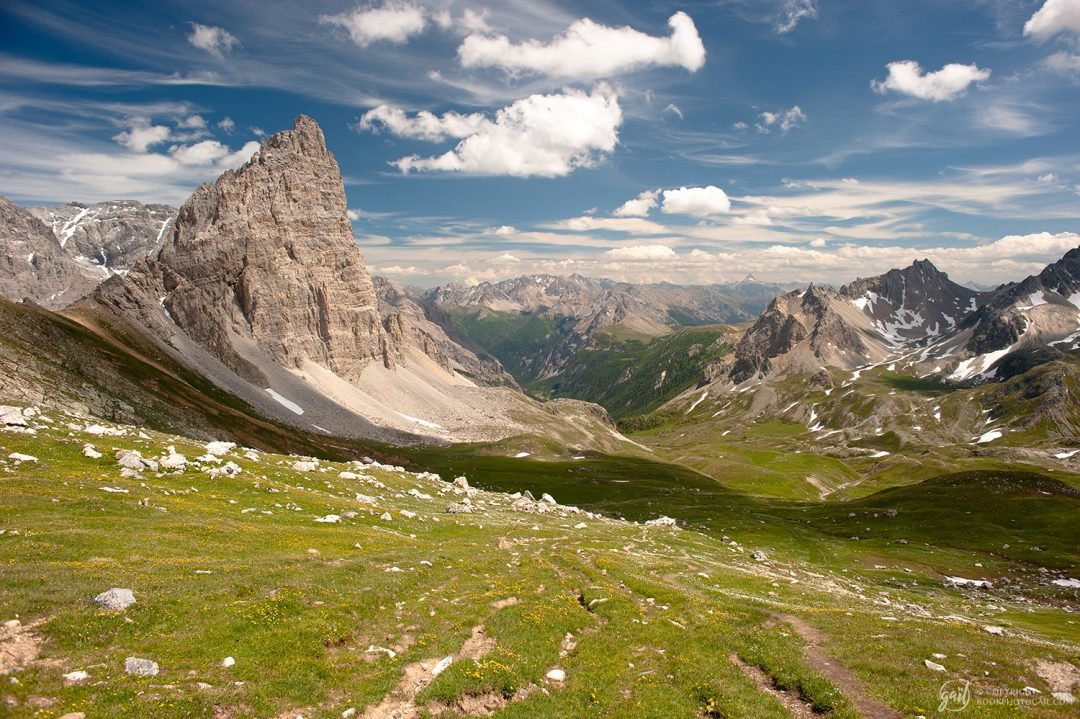 Panorama sur la vallée étroite depuis le contrebas du col des Méandes